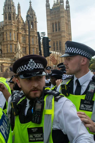 Londra, Birleşik Krallık, 6 Eylül 2025 - Metropolitan Polisi Parlamento Meydanı 'nda Pro Filistin Protestocuları tarafından kuşatıldı