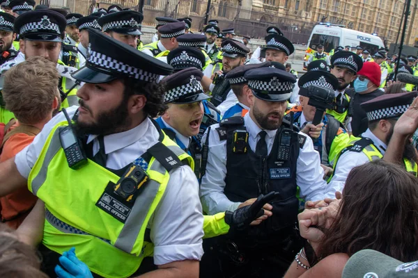 Londra, Birleşik Krallık, 6 Eylül 2025: - Parlamento Meydanı 'nda Pro Filistin Protestocuları Metropolitan Polis Teşkilatı' ndan anılarla boğuşuyor