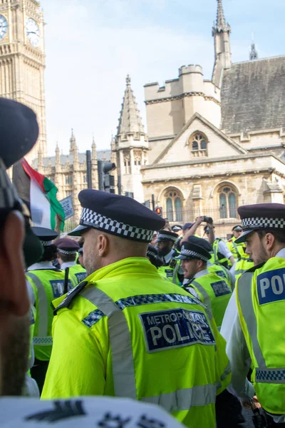 Londra, Birleşik Krallık, 6 Eylül 2025 Metropolitan Polis Teşkilatı üyesi Parlamento Meydanı 'ndaki Pro Filistin Protestocuları' na girdi.