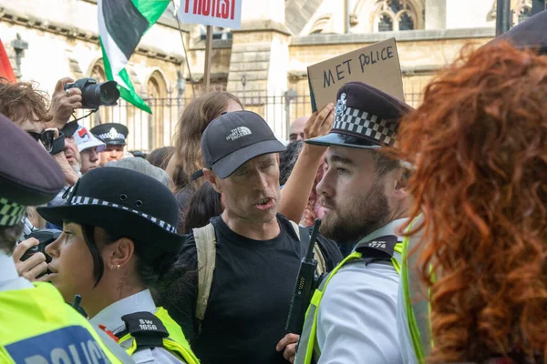 Londra, Birleşik Krallık, 6 Eylül 2025 - Pro Filistin Protestocuları ve Meclis Meydanı 'nda Metropolitan Polis Kavgası Üyeleri