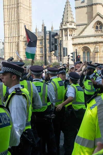 Londra, Birleşik Krallık, 6 Eylül 2025 Metropolitan Polis Teşkilatı üyesi Parlamento Meydanı 'ndaki Pro Filistin Protestocuları' na girdi.