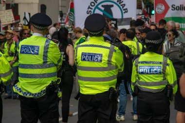 Londra, Birleşik Krallık, 6 Eylül 2025 - Filistin Ulusal Yürüyüşü, polis protestocuları izliyor