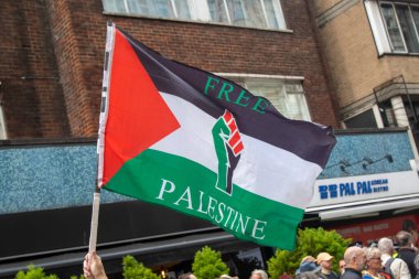 Londra, Birleşik Krallık, 6 Eylül 2025 - Filistin Ulusal Yürüyüşü, üzerinde özgür Filistin yazılı bir Filistin bayrağı