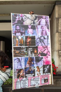 Londra, Birleşik Krallık, 6 Eylül 2025 - Filistin Ulusal Yürüyüşü, aç çocuklar hakkında bir pankart