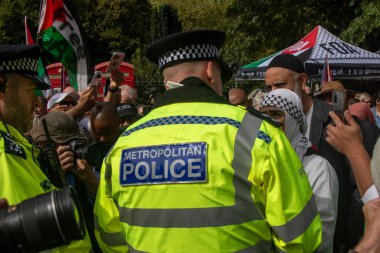 Londra, Birleşik Krallık, 6 Eylül 2025 - Filistin Ulusal Yürüyüşü, polis memurları protestocularla konuştu