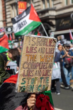 Londra, Birleşik Krallık, 6 Eylül 2025 - Filistin Ulusal Yürüyüşü, protesto pankartları