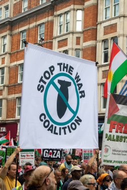 Londra, Birleşik Krallık, 6 Eylül 2025 - Filistin Ulusal Yürüyüşü, savaş koalisyonunu durduran bir bayrak