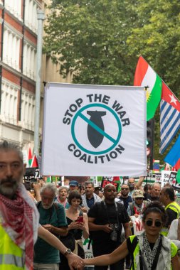 Londra, Birleşik Krallık, 6 Eylül 2025 - Filistin Ulusal Yürüyüşü, savaş koalisyonunu durdurmak için bir bayrak