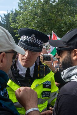 Londra, Birleşik Krallık, 6 Eylül 2025 - Filistin Ulusal Yürüyüşü, polis memurları protestocularla konuştu