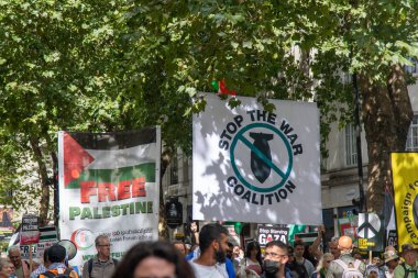 Londra, Birleşik Krallık, 6 Eylül 2025 - Filistin Ulusal Yürüyüşü, protestocular tarafından taşınan pankartlar