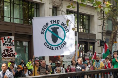 Londra, Birleşik Krallık, 6 Eylül 2025 - Filistin Ulusal Yürüyüşü, protestocular tarafından taşınan pankartlar