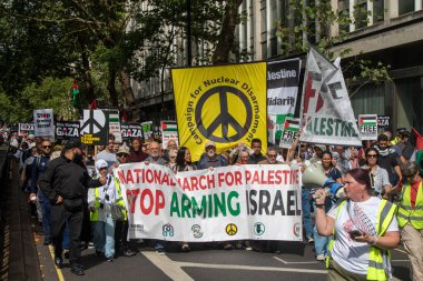Londra, Birleşik Krallık, 6 Eylül 2025 - Filistin Ulusal Yürüyüşü, protestocular tarafından taşınan pankartlar
