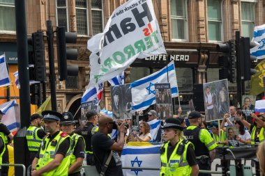 Londra, Birleşik Krallık, 6 Eylül 2025 - Filistin Ulusal Yürüyüşü, İsrailli karşı protestocular polis tarafından ayrı tutuldu