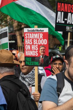 Londra, Birleşik Krallık, 6 Eylül 2025 - Ulusal Filistin Yürüyüşü, Starmer 'ın ellerinde kan olduğu yazan bir tabela