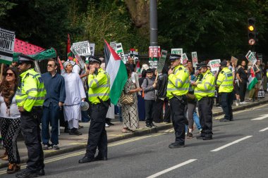 Londra, Birleşik Krallık, 6 Eylül 2025 - Filistin Ulusal Yürüyüşü, polis memurları protestocuları izliyor