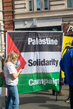 Londra, Birleşik Krallık, 6 Eylül 2025 - Filistin için Ulusal Yürüyüş, Filistin Dayanışma Kampanyası bayrağı