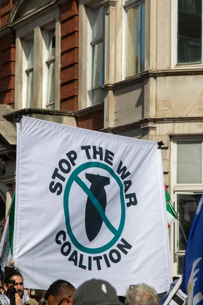 Londra, Birleşik Krallık, 6 Eylül 2025 - Filistin Ulusal Yürüyüşü, savaş koalisyonunu durdurmak için bir bayrak