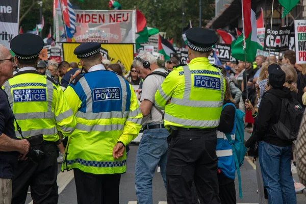 Londra, Birleşik Krallık, 6 Eylül 2025 - Filistin Ulusal Yürüyüşü, polis protestocuları izliyor