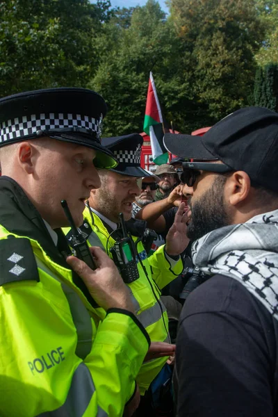 Londra, Birleşik Krallık, 6 Eylül 2025 - Filistin Ulusal Yürüyüşü, polis memurları protestocularla konuştu