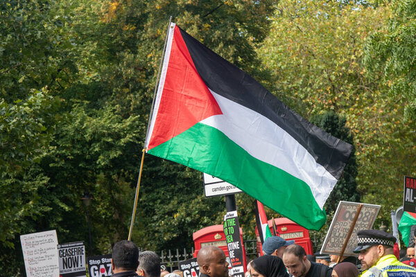 Лондон, Великобритания, 6 сентября 2025 года: - Национальный марш за Палестину, флаг государства Палестина