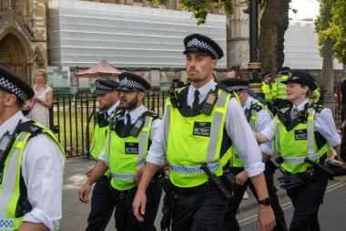 Londra, Birleşik Krallık, 6 Eylül 2025: - Metropolitan Polis Teşkilatı üyeleri, Parlamento Meydanı 'nda Filistin yanlısı bir gösteride