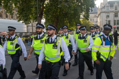 Londra, Birleşik Krallık, 6 Eylül 2025: - Metropolitan Polisi üyeleri, Parlamento Meydanı 'ndaki Filistin profesyonel gösterisinin yanında yürüyün