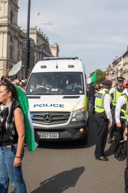 Londra, Birleşik Krallık, 6 Eylül 2025 - Metropolitan Polisi Parlamento Meydanı 'nda düzenlenen gösteride bir polis aracına rehberlik etti.