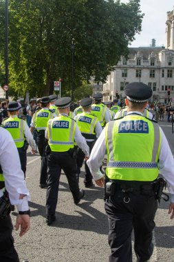 Londra, Birleşik Krallık, 6 Eylül 2025: - Metropolitan Polis Teşkilatı üyeleri, Parlamento Meydanı 'nda Filistin yanlısı bir gösteride