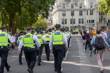 Londra, Birleşik Krallık, 6 Eylül 2025: - Metropolitan Polis Teşkilatı üyeleri, Parlamento Meydanı 'nda Filistin yanlısı bir gösteride