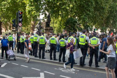 Londra, Birleşik Krallık, 6 Eylül 2025: - Metropolitan Polisi üyeleri, Parlamento Meydanı 'nda Filistin yanlısı bir gösterinin yanında sıraya girin