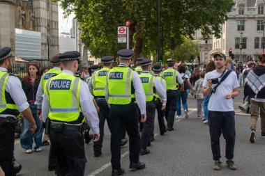 Londra, Birleşik Krallık, 6 Eylül 2025: - Metropolitan Polisi üyeleri, Parlamento Meydanı 'nda Filistin yanlısı bir gösterinin yakınında toplanın