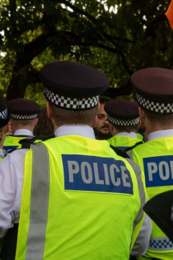 Londra, Birleşik Krallık, 6 Eylül 2025 - Metropolitan Polisi üyeleri, Parlamento Meydanı 'ndaki Filistin yanlısı bir gösteride protestocularla boğuşuyor.