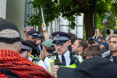 Londra, Birleşik Krallık, 6 Eylül 2025 - Metropolitan Polisi üyeleri, Parlamento Meydanı 'ndaki Filistin yanlısı bir gösteride protestocularla boğuşuyor.