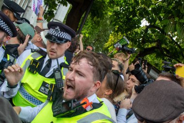 Londra, Birleşik Krallık, 6 Eylül 2025 - Metropolitan Polisi üyeleri, Parlamento Meydanı 'ndaki Filistin yanlısı bir gösteride protestocularla boğuşuyor.