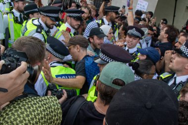 Londra, Birleşik Krallık, 6 Eylül 2025 - Metropolitan Polisi üyeleri, Parlamento Meydanı 'ndaki Filistin yanlısı bir gösteride protestocularla boğuşuyor.