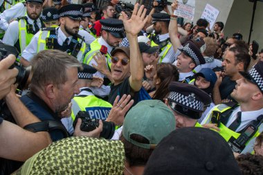 Londra, Birleşik Krallık, 6 Eylül 2025 - Metropolitan Polisi üyeleri, Parlamento Meydanı 'ndaki Filistin yanlısı bir gösteride protestocularla boğuşuyor.
