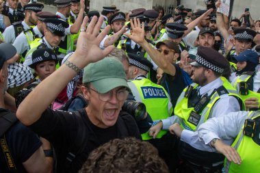 Londra, Birleşik Krallık, 6 Eylül 2025 - Metropolitan Polisi üyeleri, Parlamento Meydanı 'ndaki Filistin yanlısı bir gösteride protestocularla boğuşuyor.