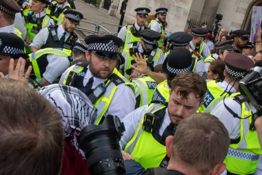 Londra, Birleşik Krallık, 6 Eylül 2025 - Metropolitan Polisi üyeleri, Parlamento Meydanı 'ndaki Filistin yanlısı bir gösteride protestocularla boğuşuyor.
