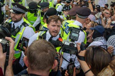 Londra, Birleşik Krallık, 6 Eylül 2025 - Metropolitan Polisi üyeleri, Parlamento Meydanı 'ndaki Filistin yanlısı bir gösteride protestocularla boğuşuyor.