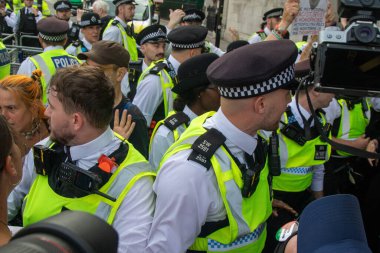 Londra, Birleşik Krallık, 6 Eylül 2025 - Metropolitan Polisi üyeleri, Parlamento Meydanı 'ndaki Filistin yanlısı bir gösteride protestocularla boğuşuyor.