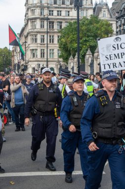 Londra, Birleşik Krallık, 6 Eylül 2025: - Metropolitan Polisi üyeleri, Parlamento Meydanı 'ndaki Filistin profesyonel gösterisinin yanında yürüyün