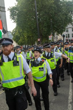 Londra, Birleşik Krallık, 6 Eylül 2025: - Metropolitan Polisi üyeleri, Parlamento Meydanı 'ndaki Filistin profesyonel gösterisinin yanında yürüyün