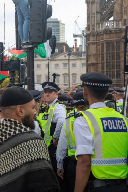 Londra, Birleşik Krallık, 6 Eylül 2025: - Metropolitan Polisi üyeleri, Parlamento Meydanı 'ndaki Filistin yanlısı bir gösteride protestocularla konuşun