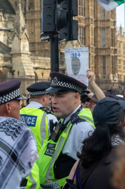 Londra, Birleşik Krallık, 6 Eylül 2025: - Metropolitan Polisi üyeleri, Parlamento Meydanı 'ndaki Filistin yanlısı bir gösteride protestocularla konuşun
