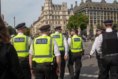 Londra, Birleşik Krallık, 6 Eylül 2025: - Metropolitan Polis Teşkilatı üyeleri, Parlamento Meydanı 'nda Filistin yanlısı bir gösteride