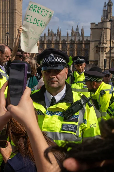 Londra, Birleşik Krallık, 6 Eylül 2025 - Polis Memurları, Parlamento Meydanı 'nda Filistin yanlısı bir gösteri