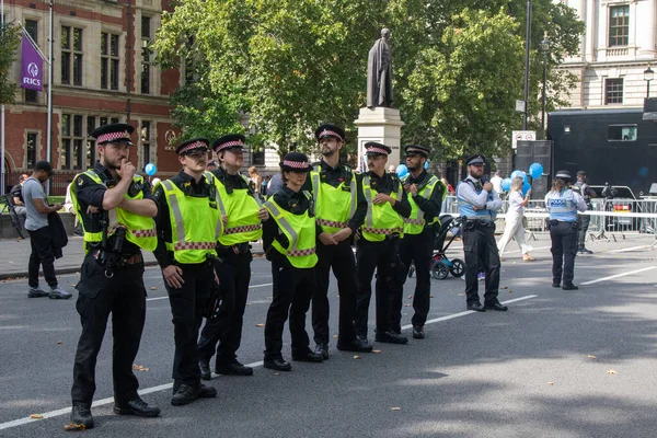 Londra, Birleşik Krallık, 6 Eylül 2025: Londra Şehir Polisi, Parlamento Meydanı 'nda Filistin yanlısı bir gösterinin önünde sıraya dizildi.