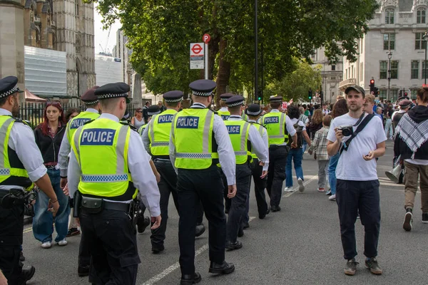 Londra, Birleşik Krallık, 6 Eylül 2025: - Metropolitan Polisi üyeleri, Parlamento Meydanı 'nda Filistin yanlısı bir gösterinin yakınında toplanın