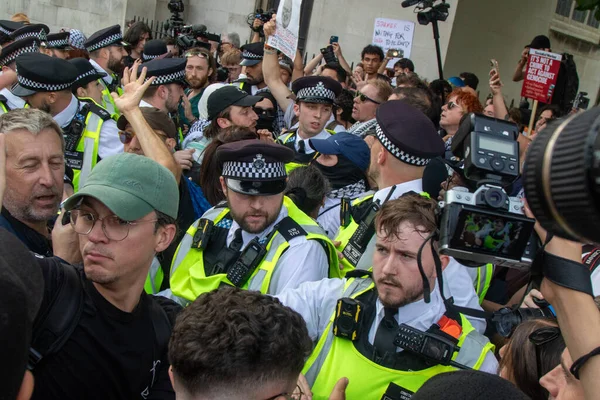 Londra, Birleşik Krallık, 6 Eylül 2025 - Metropolitan Polisi üyeleri, Parlamento Meydanı 'ndaki Filistin yanlısı bir gösteride protestocularla boğuşuyor.