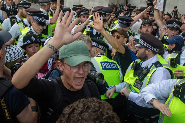 Londra, Birleşik Krallık, 6 Eylül 2025 - Metropolitan Polisi üyeleri, Parlamento Meydanı 'ndaki Filistin yanlısı bir gösteride protestocularla boğuşuyor.